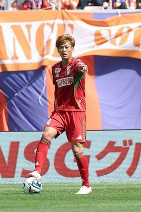 前半、中盤の選手へ指示を出す新潟のＤＦ藤原優大＝デンカビッグスワン