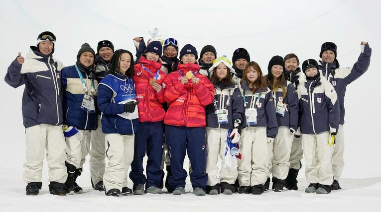 男子ハーフパイプの競技終了後、集合写真に納まる日本の選手たち。前列中央は金メダルの戸塚優斗、同左は銅メダルの山田琉聖＝リビーニョ（共同）