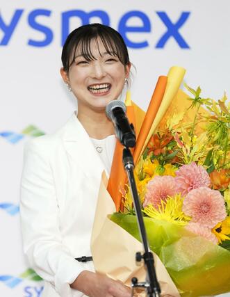 現役引退の記者会見で結婚したことを発表し、笑顔を見せるフィギュアスケート女子の坂本花織＝１３日午前、神戸市内のホテル