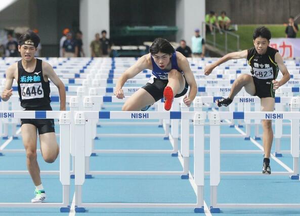 男子110メートル障害を制した白根北の井上凌汰(中央)=新発田市