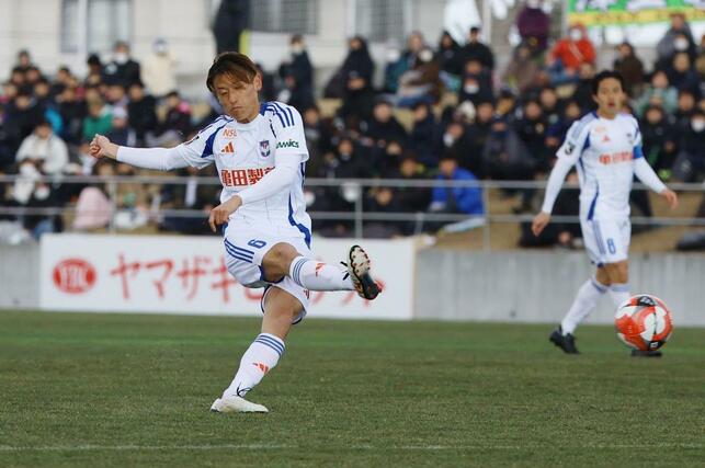 後半、MF秋山裕紀がゴールを狙う=プラスタ