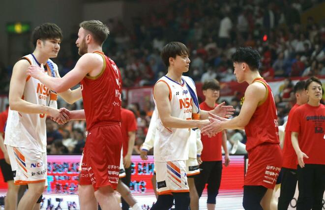 岩手－新潟　試合後、岩手サイドと健闘をたたえ合う新潟の選手＝５月１８日、盛岡タカヤアリーナ