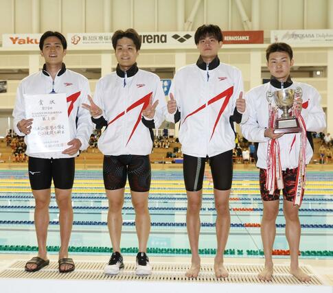 男子４００メートルリレーを制した日本文理＝長岡市のダイエープロビスフェニックスプール