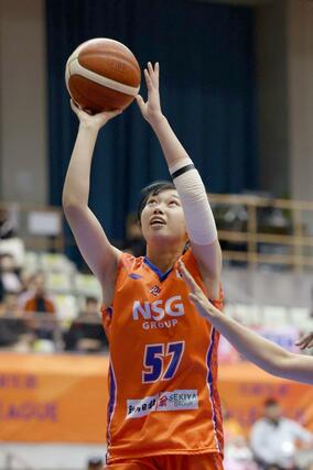 新潟－日立ハイテク　第１クオーター、中道玲夏がゴール下で決めて２－４＝鳥屋野総合体育館