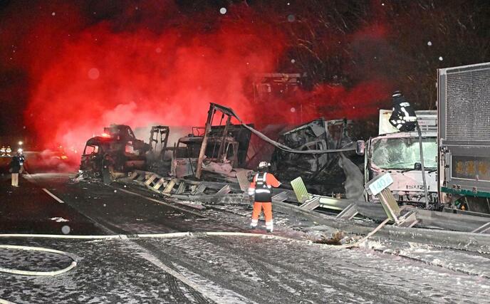 関越道下り線の水上インターチェンジ付近で起きた多重事故の現場＝２７日午前１時２０分ごろ、群馬県みなかみ町（上毛新聞社提供）