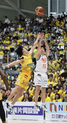 香川－新潟　Ｂ３第１節第３日　第３クオーター、濱田貴流馬がシュートを決め４０－４４＝高松市