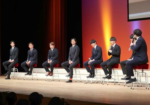 激励会で、トークショーに参加する選手。左からDF稲村隼翔、MF秋山裕紀、MF高木善朗、DF千葉和彦、MF笠井佳祐、MF大竹優心、GK内山翔太=新潟市中央区