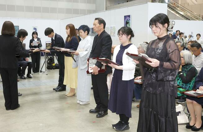 入賞者に記念の盾などが贈られた県展の表彰式=30日、新潟市中央区