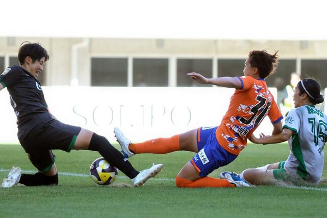 新潟Ｌ－日テレ東京Ｖ　後半、ＦＷ那須野陽向がゴール前に詰めたが惜しくも決められず＝デンカビッグスワン