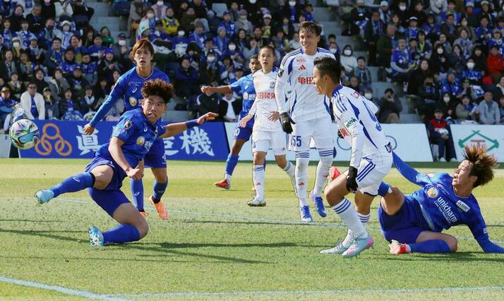 今治－新潟　前半３１分、ＦＷ小野裕二先制ゴールを決める＝アシさと