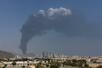 無人機が迎撃され、破片による爆発で煙が立ち上るアラブ首長国連邦の工業地帯=3月5日、フジャイラ(ゲッティ=共同)