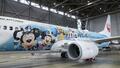 ミッキーマウスなどをあしらった日航特別機＝３日、羽田空港