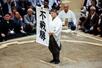 　大相撲夏場所２日目に豊昇龍が休場し、藤ノ川の不戦勝を伝える垂れ幕＝１１日、両国国技館