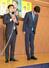 
落選が決まり頭を下げる土田竜吾氏（右）＝５月３１日、新潟市中央区
