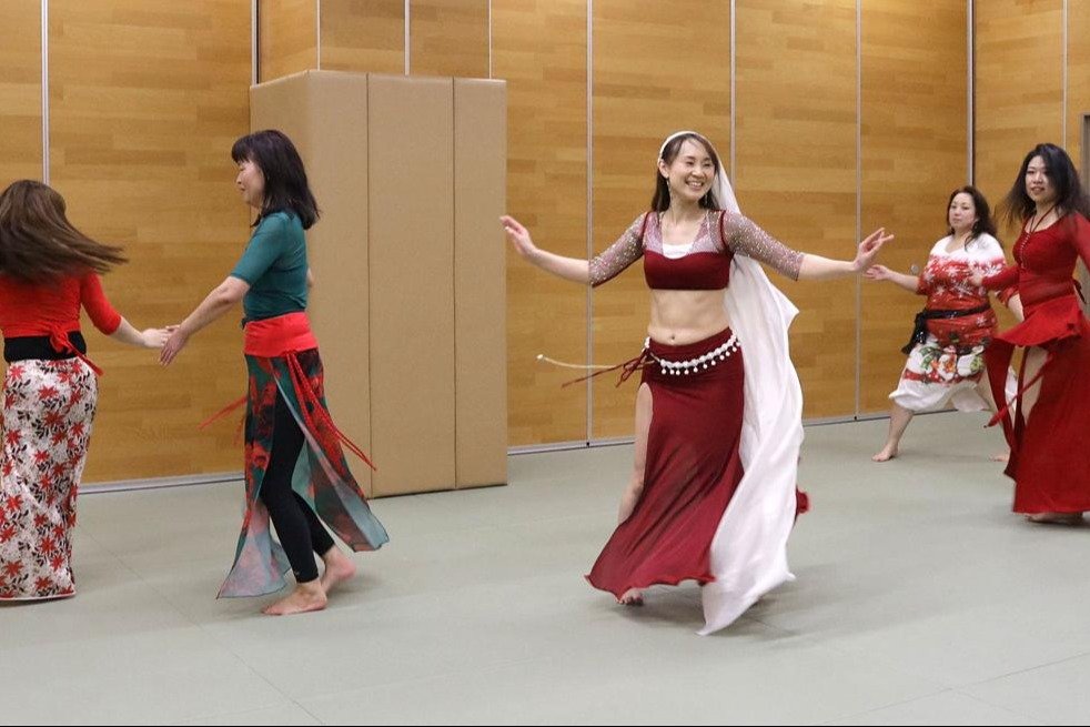 しなやかに美しく、ベリーダンスを弥彦体育館で♪練習でも衣装身に着け