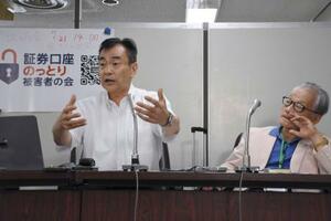 記者会見する被害者の会代表の里吉竜一さん(左)と顧問の河合弘之弁護士=18日午後、東京・霞が関の司法記者クラブ