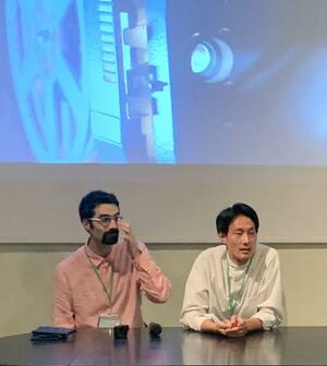 映画「凪が灯るころ~奥能登、珠洲の記憶~」の上映会に参加する監督の有馬尚史さん(右)=28日、ギリシャ・サモス島(共同)