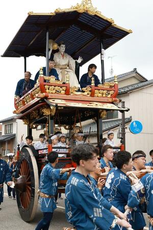 村上大祭の本祭りで練り歩く「おしゃぎり」。沿道は見物客でにぎわった=7日、村上市長井町