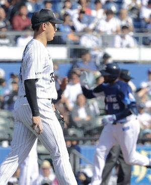 ４回、西武のカナリオ（奥）に２ランを浴びたロッテ先発の田中＝ＺＯＺＯマリン