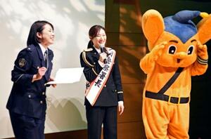 　警視庁麹町署のイベントで、交通安全を呼びかける一日署長の武田梨奈さん＝２日午後、東京都千代田区