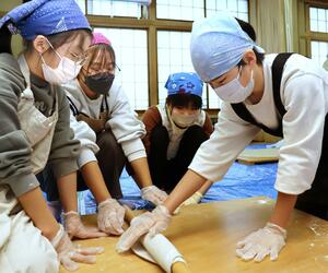 「長沢そば」を打つ新井南小の児童たち=妙高市長沢