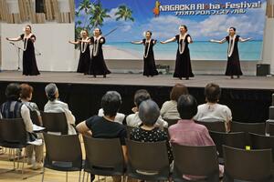 優雅なフラダンスなどが披露された「アロハフェスティバル」=5日、長岡市大手通1