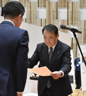 外山脩造賞に選ばれた中越鋳物工業協同組合を代表し、表彰状を受け取る遠藤正浩理事長=3月1日、アオーレ長岡