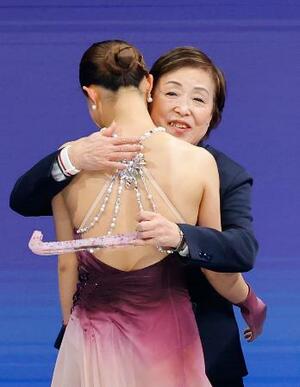 女子フリーの演技を終えた坂本花織を抱き締める中野園子コーチ=ミラノ(共同)