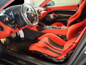 東京国税局が出品したイタリアの高級自動車「フェラーリ」の車内（国税庁提供、画像の一部が加工されています）