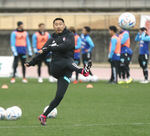 GK練習で強烈なシュートを放つ玉川エキップメントマネジャー=高知市