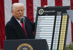 「相互関税」の導入を発表するトランプ米大統領=4月、ホワイトハウス(ロイター=共同)