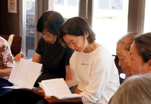 　福島県双葉町で、口承で伝わってきた昔話の朗読劇に取り組む住民＝２０２５年９月