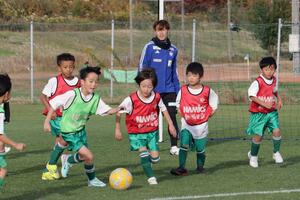 アルビレックス新潟の選手らとサッカーを楽しむ児童ら=11月16日、聖籠町東港5