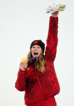 　女子ビッグエアで優勝し、金メダルを手に喜ぶメーガン・オールダム＝リビーニョ（共同）