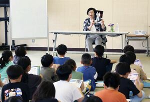 母ミヨシさんとの思い出などを児童に語る曽我ひとみさん=佐渡市河原田本町