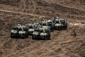 　レバノン南部に展開するイスラエル軍の車両や戦車（ゲッティ＝共同）