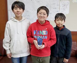全国大会に出場した堀越小の3人。左から千原快晴さん、大谷琉翔さん、加藤未柊さん=阿賀野市の堀越小