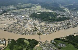 豪雨の影響で球磨川が氾濫し、水に漬かった熊本県人吉市の市街地=2020年7月
