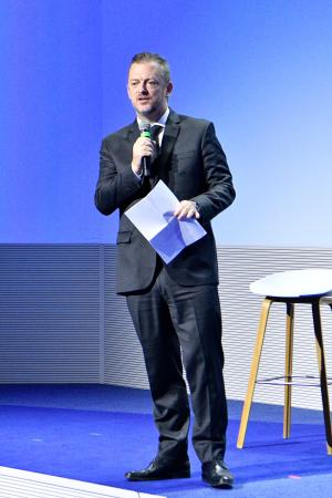 記者会見するIPCのパーソンズ会長=23日、イタリア・ミラノ(共同)