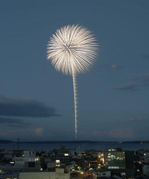長岡市の豊田小の6年生が打ち上げを企画した能登の復興を祈る花火=12月6日午後5時過ぎ、石川県七尾市