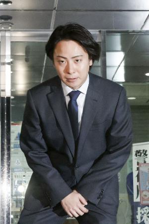 　釈放後、警視庁蔵前署の前で謝罪する中村鶴松さん＝１月