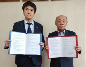 覚書を交わした新発田商議所の佐藤哲也会頭(右)と県弁護士会の中村崇会長=新発田市中央町4