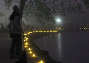 LEDキャンドルの光が、いもり池周辺を幻想的に包んだ艸原祭=妙高市