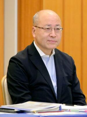 津市で講演する日銀の高田創審議委員=3日午前