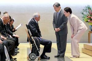 　厚生労働大臣表彰を受けた障害者らと懇談される天皇、皇后両陛下＝１２日、皇居・宮殿（代表撮影）