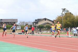 強風の中、力走する選手ら＝佐渡市名古屋