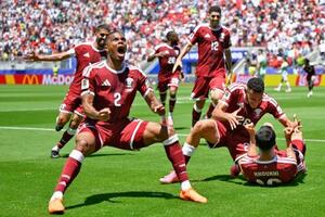 　カタール―スイス　試合終了間際、フーヒ（右下）が同点ゴールを決め、大喜びのカタールイレブン＝サンフランシスコ（ＡＰ＝共同）