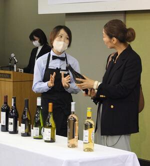 接客技術を披露するグランプリ出場者=新潟市中央区