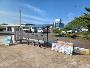 明和工業と山二が共同で実証実験を行っている太陽光発電システム付きのサイクルポート＝秋田県にかほ市（明和工業提供）