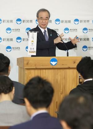 単身世帯の増加を示す将来推計について語る花角英世知事=11月13日、県庁